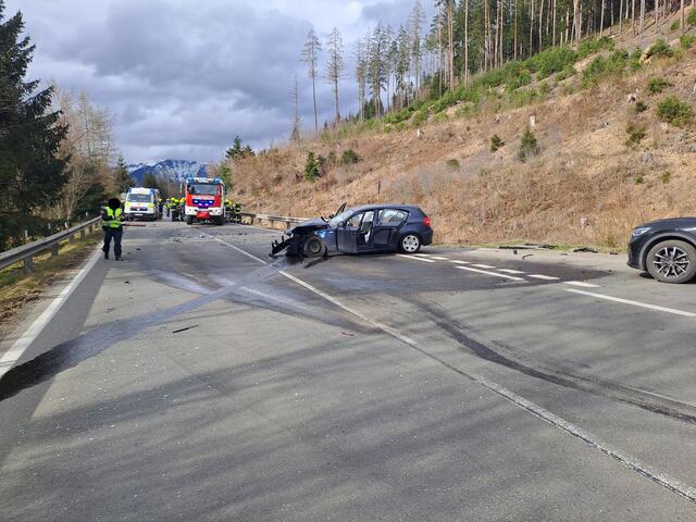 Ein 16-jähriger Fahrzeuglenker dürfte beim Abbiegen auf die B 115 einen entgegenkommenden Pkw übersehen haben.  | Foto: FF Gai