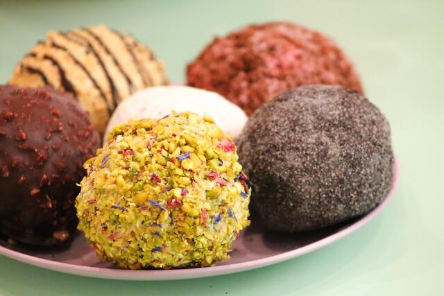 Veganista bietet ausgefallene Eisknödel an.
 | Foto: Veganista