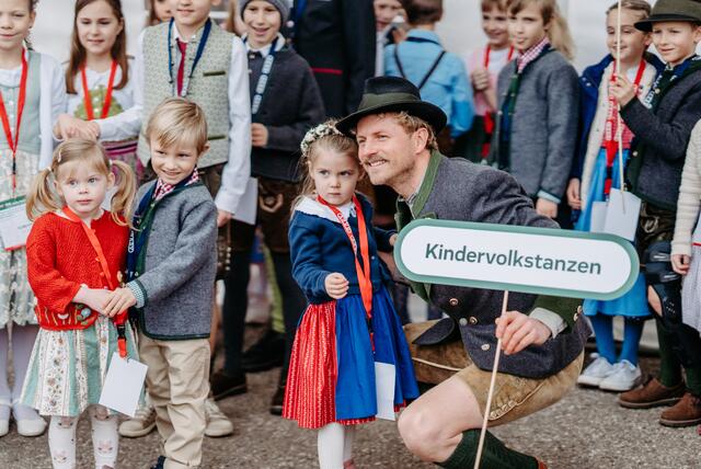 Dancing Star Willi Gabalier mit den Kleinen beim Kindervolkstanzen | Foto: Michaela Lorber