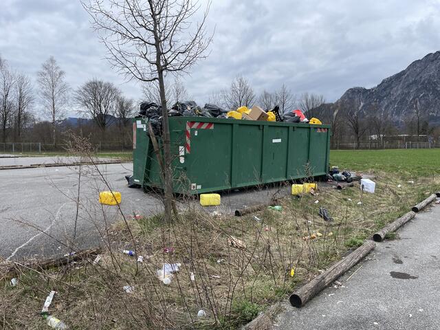 Am Parkplatz steht noch ein großer Container. Ob die Gemeinde diesen entsorgen muss ist aktuell unklar. | Foto: Stefan Schubert