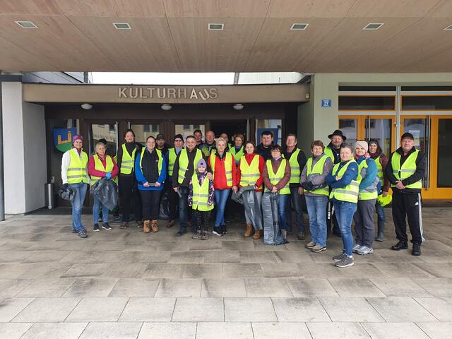 Helfer sorgten in gut ausgerüstet in der Marktgemeinde Liebenfels für saubere Wege.  | Foto: Privat