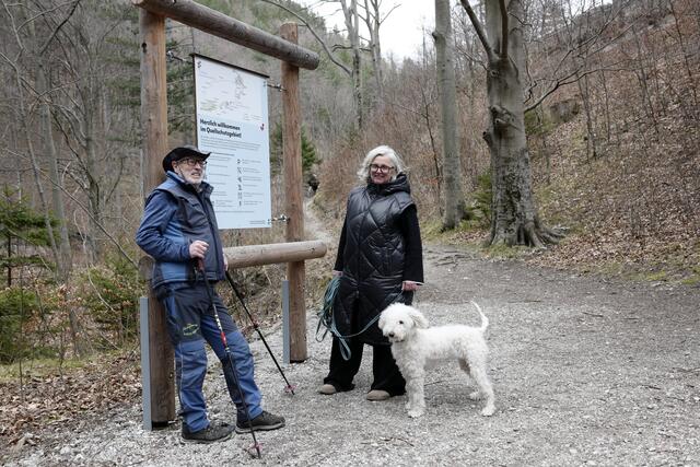 Hubert Prigl und Weichtalhaus-Wirtin Manuela Grabherr-Gappmayer mit Hündin Emmy am Wasserleitungsweg.