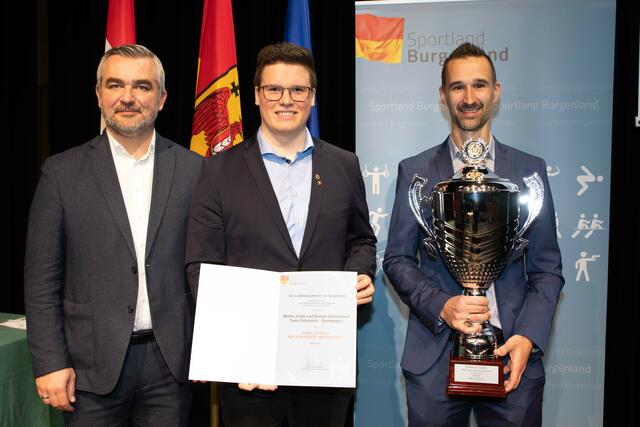 Sportlandesrat Heinrich Dorner mit Martin Janits und Roman Gerdenitsch, Sportkegler vom Team Österreich, wurden mit der Goldenen Medaille für Verdienste um den Sport des Landes Burgenland ausgezeichnet | Foto: Landesmedienservice Burgenland