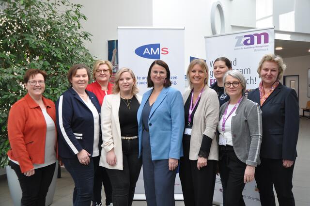 Vertreterinnen von AMS und AK luden zum Aktionstag für Frauen - vor allem Mütter - im Beruf nach Hartberg.  | Foto: Olga Seus
