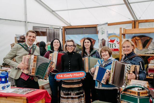 Hier wurde zünftig augespielt: Ingrid Gady mit Sohn Philipp im Ausstellungszelt.  | Foto: Michaela Lorber