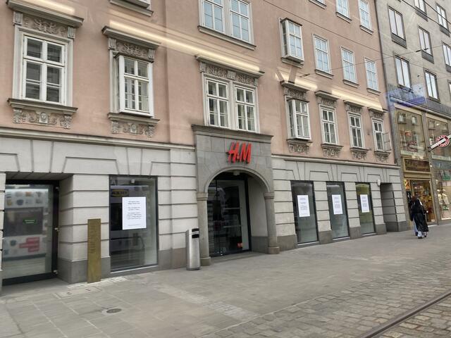 Per Aushang im Schaufenster verkündet die schwedische Modekette das Aus für die Filiale auf der Mozartkreuzung. | Foto: BRS/Gschwandtner