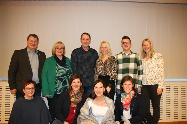 Vorstand: vl hinten: Reinhard Schneeberger, Bianka Kumer, Thomas Faller, Melanie Aschbacher, David Pucher, Marlen Heregger; vl vorne: Rosemarie Drießler, Daniela Lerchster, Stefanie Glabischnig, Johanna Unterzaucher-Gruber; Nicht am Bild: Christan Kramser, Hans-Jürgen Zettauer, Johannes Köstner, Karin Virtbauch | Foto: Kärntner Blasmusikverband Bezirk Spittal