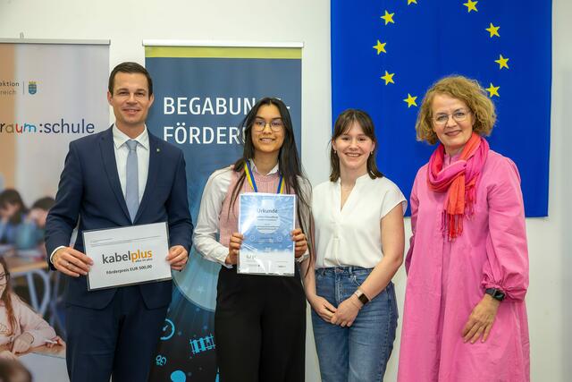 Bildungsdirektor Karl Fritthum, Preisträgerin Selima Chowdhury, Englischlehrerin Sophia Milenkovski und Bildungslandesrätin Christiane Teschl-Hofmeister (v.l.n.r.) | Foto: Jürgen Pistracher - Bildungsdirektion für NÖ