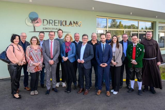 Viele Ehrengäste folgten der Einladung: Landeshauptmann-Stellvertreterin Christine Haberlander, Bürgermeister Christian Deleja-Hotko, Landesrat Michael Lindner, Ennsdorfs Bürgermeister Daniel Lachmayr, Architekt Thomas Blazek, die Leiterin des Kinderhauses Daniela Fallmann, der Obmann des Musikvereins Stadtkapelle Enns Christian Huber und viele mehr. | Foto: Wolfgang Simlinger