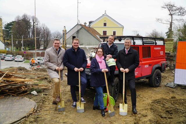 Bürgermeister Christoph Kaufmann, Stadtrat Florian Havel, Stadträtin Jacqueline Eschlböck, Kommandant Peter Dussmann und Stadtrat Roland Honeder (v.l.). | Foto: Stadtgemeinde Klosterneuburg / Leithner