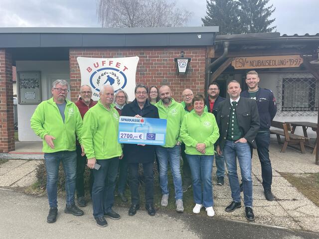 Symbolische Scheckübergabe vor dem Vereinshaus des ESV Neubausiedlung in Mürzzuschlag-Hönigsberg.  | Foto: Koidl