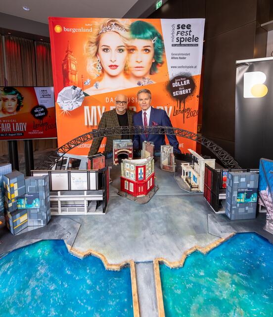 Bühnenbildner Walter Vogelweider und Generalintendant Alfons-Haider vor dem spektakulären Bühnenbild | Foto: Kurt Pinter