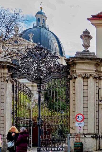 Die Salesianerinnen-Kirche mit ihrer schönen Kuppel ist die Nachbarin des Belvedere