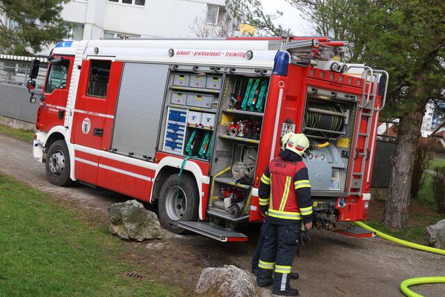 Brand im 11. Stock des Hochhauses in der Traunaustraße in Wels: Die Einsatzkräfte konnten eine bewusstlose Frau retten. | Foto: laumat.at