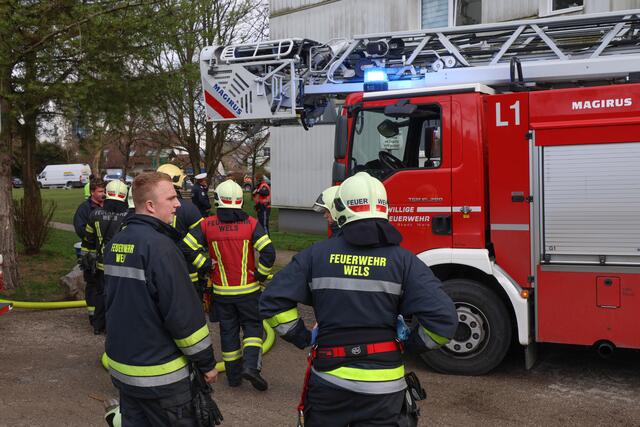 Brand im 11. Stock des Hochhauses in der Traunaustraße in Wels: Die Einsatzkräfte konnten eine bewusstlose Frau retten. | Foto: laumat.at