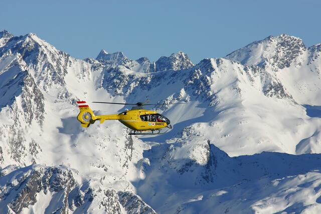 Am gestrigen Montag löste ein Skitourengeher in Osttirol eine Schneebrett-Lawine aus und stürzte 30 Meter ab. Er wurde dabei schwer verletzt. | Foto: stock.adobe.com/at/Falkenauge (Symbolbild)