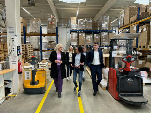 Betriebsleiterin Petra Hartl besichtigte mit Angelika Winzig die Produktions- und Lagerflächen der CIMA GmbH in St. Peter. | Foto: WB/Gierlinger