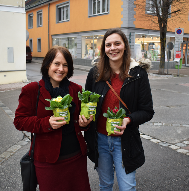 Gina Wörgötter und Miriam Üblacker verteilten Blumen. | Foto: Grüne Liste Gablitz