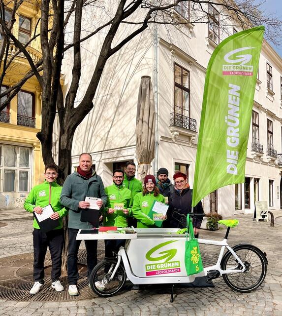 Mit Aktionen vor Ort machen die Grünen auf Ihr Anliegen aufmerksam, informieren die Menschen und sammeln Unterschriften. | Foto: Grüne Wien