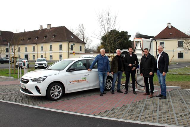 gfGR Robert Merker, gfGR Andreas Weiß, Bürgermeister David Berl, Werner Süss und Christoph John von Wien Energie (v.l.)
 | Foto: MG Laxenburg