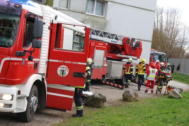 Brand im 11. Stock des Hochhauses in der Traunaustraße in Wels: Die Einsatzkräfte konnten eine bewusstlose Frau retten. | Foto: laumat.at