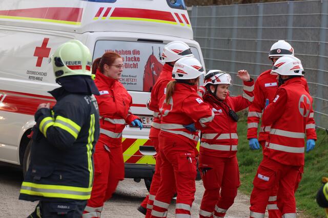 Brand im 11. Stock des Hochhauses in der Traunaustraße in Wels: Die Einsatzkräfte konnten eine bewusstlose Frau retten. | Foto: laumat.at