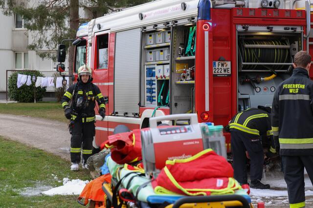 Brand im 11. Stock des Hochhauses in der Traunaustraße in Wels: Die Einsatzkräfte konnten eine bewusstlose Frau retten. | Foto: laumat.at