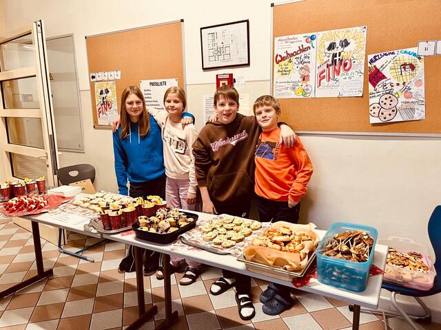 Vier SchülerInnen verkauften eifrig leckere Pausensnacks. Das eingenommene Geld wurde der Lebenshilfe Tirol übergeben. | Foto: MS Egger-Lienz