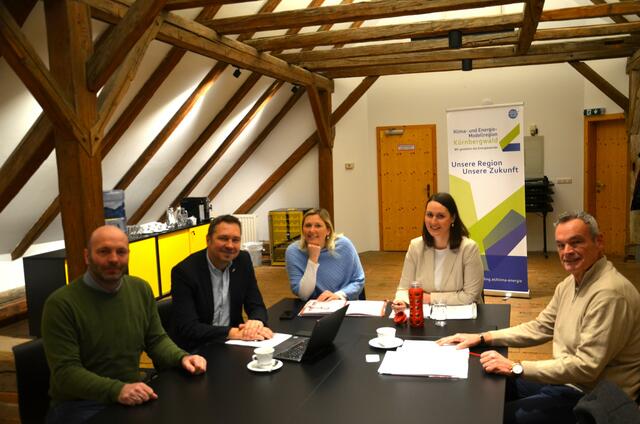KEM-Manager Josef Fürnhammer, Bürgermeister Markus Hofko (Pasching), Bürgermeisterin Sabine NadererJelinek Leonding, Geschäftsführende Bürgermeisterin Christina Mühlböck-Oppolzer (Wilhering) und Bürgermeister Peter Michael
Breitenauer (Kirchberg-Thening)
 | Foto: Stadt Leonding