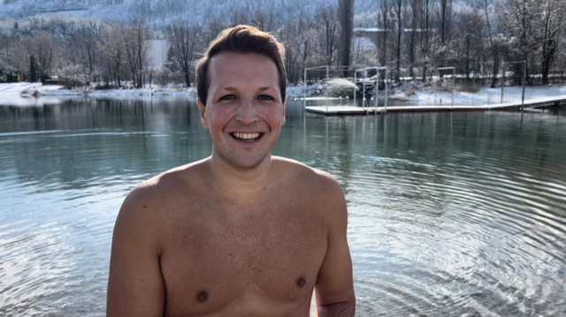 Lukas Schobesberger lädt die anderen Kandidaten für die Gemeinderatswahl zu einem Sprung ins kalte Wasser ein.  | Foto: NEOS
