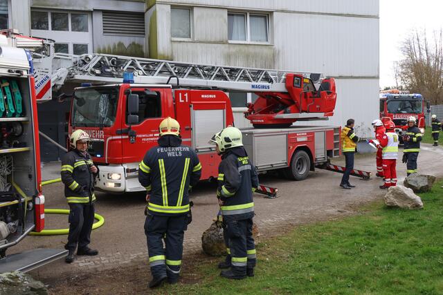 Brand im 11. Stock des Hochhauses in der Traunaustraße in Wels: Die Einsatzkräfte konnten eine bewusstlose Frau retten. | Foto: laumat.at