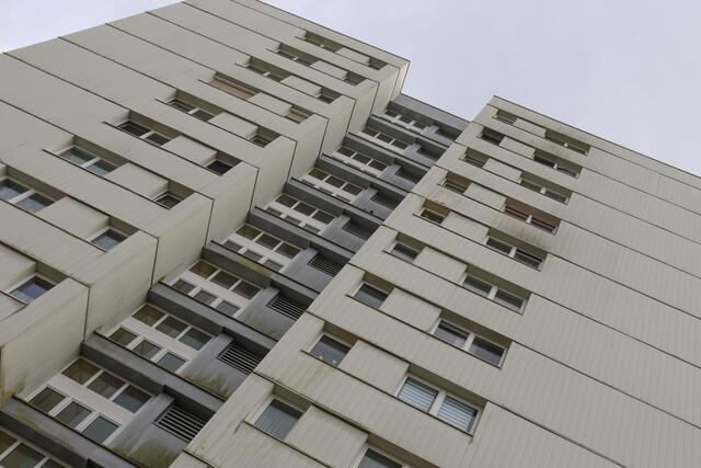 Brand im 11. Stock des Hochhauses in der Traunaustraße in Wels: Die Einsatzkräfte konnten eine bewusstlose Frau retten. | Foto: laumat.at