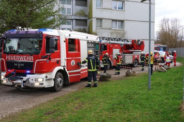 Brand im 11. Stock des Hochhauses in der Traunaustraße in Wels: Die Einsatzkräfte konnten eine bewusstlose Frau retten. | Foto: laumat.at