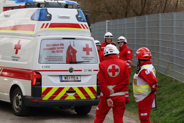 Brand im 11. Stock des Hochhauses in der Traunaustraße in Wels: Die Einsatzkräfte konnten eine bewusstlose Frau retten. | Foto: laumat.at