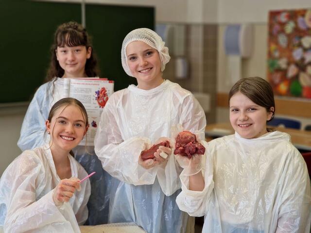 Die vier Pathologinnen scheuten sich nicht vor dem Sezieren und zeigten ihr Vorwissen. | Foto: MS Egger-Lienz