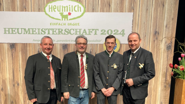 Karl Neuhofer (Obmann Heubauern Österreich), Johannes Fankhauser (Sektionschef im Landwirtschaftsministerium), Preisträger Dietmar Obertimpfler und LHStv. Josef Geisler. | Foto: Frank