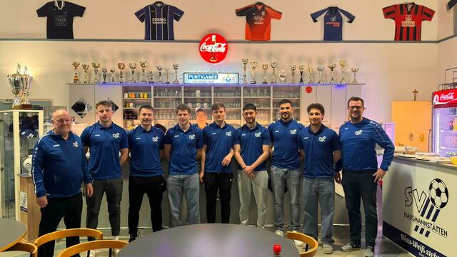 Obmann Andreas Totter (r.) und Sportchef Helmut Prisching (l.) mit sieben der zehn neuen Spieler im Dress des SV Hausmannstätten. | Foto: Mark Fedl