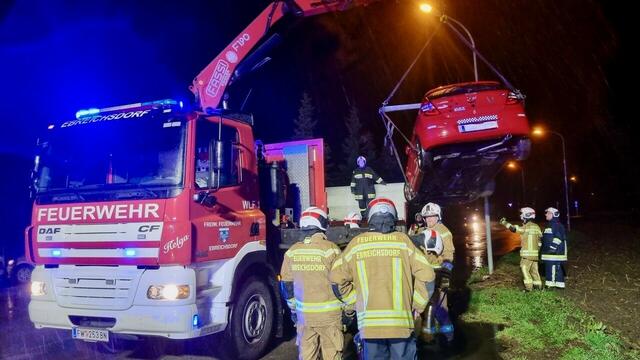Das verunfallte Auto wurde mit dem Kran abtransportiert. | Foto: Thomas Lenger, Monatrevue