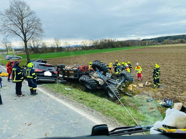 Der Verkehrsunfall in Dobersdorf forderte zwei Schwer- und einen Leichtverletzten.  | Foto: FF Deutsch Kaltenbrunn-Ort