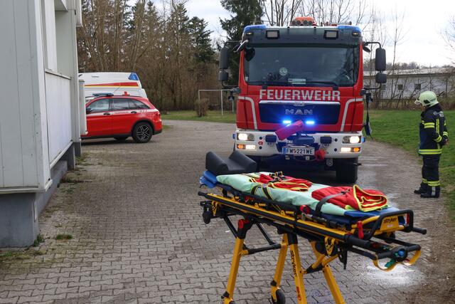Brand im 11. Stock des Hochhauses in der Traunaustraße in Wels: Die Einsatzkräfte konnten eine bewusstlose Frau retten. | Foto: laumat.at