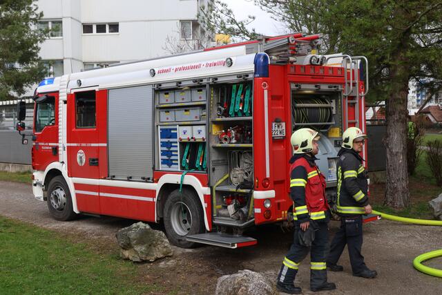 Brand im 11. Stock des Hochhauses in der Traunaustraße in Wels: Die Einsatzkräfte konnten eine bewusstlose Frau retten. | Foto: laumat.at