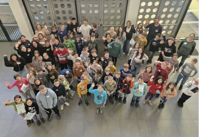 Zahlreiche Schülerinnen und Schüler der Volksschule Reiterndorf kamen zur Zukunftswerkstatt Wasser ins Bad Ischler Gymnasium.