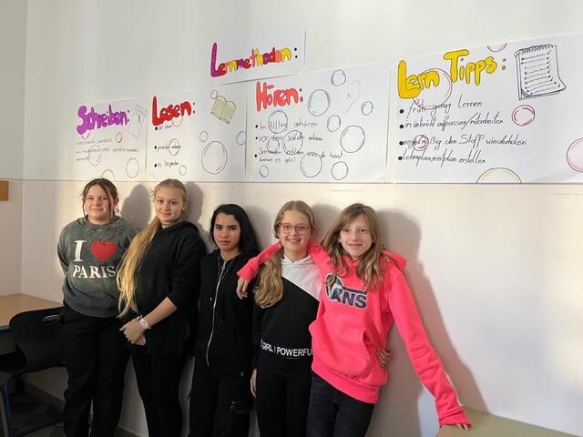 Eine weitere Projektgruppe befasste sich mit dem Thema "Lernmethoden" und fertigte informative Plakate an. | Foto: MS Egger-Lienz