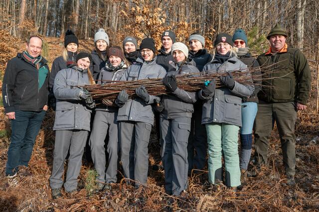 Gerald Oitzinger, ÖBf-Betriebsleiter Wienerwald (li), und ÖBf-Revierassistent Bernhard Woboril (re.) mit Elevinnen und Eleven und Bereiteranwärterinnen und -anwärter der Spanischen Hofreitschule | Foto: ÖBf-Archiv/F. Helmrich