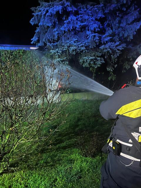 Feuerwehr löscht Verteilerkasten. | Foto: Thomas Lenger, Monatrevue