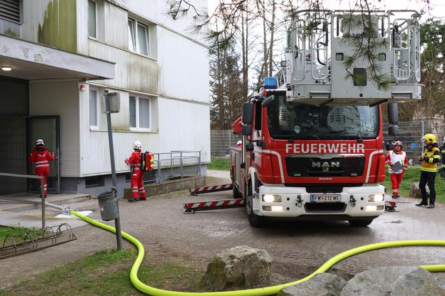 Brand im 11. Stock des Hochhauses in der Traunaustraße in Wels: Die Einsatzkräfte konnten eine bewusstlose Frau retten. | Foto: laumat.at