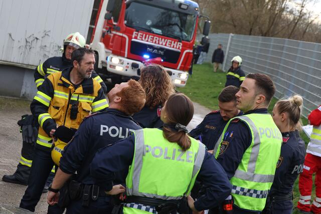 Brand im 11. Stock des Hochhauses in der Traunaustraße in Wels: Die Einsatzkräfte konnten eine bewusstlose Frau retten. | Foto: laumat.at