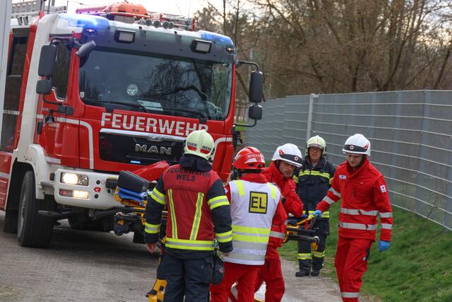 Brand im 11. Stock des Hochhauses in der Traunaustraße in Wels: Die Einsatzkräfte konnten eine bewusstlose Frau retten. | Foto: laumat.at