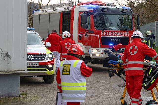 Brand im 11. Stock des Hochhauses in der Traunaustraße in Wels: Die Einsatzkräfte konnten eine bewusstlose Frau retten. | Foto: laumat.at