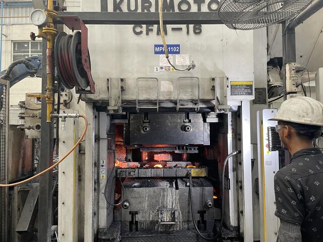 Presse zur Fertigung der Aluminiumkomponenten für die Fahrzeugindustrie | Foto: RegionalMedien